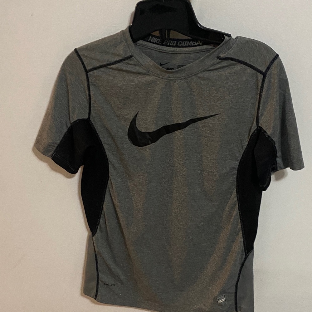 Nike Men's Short Sleeve Gray and Black Tee
